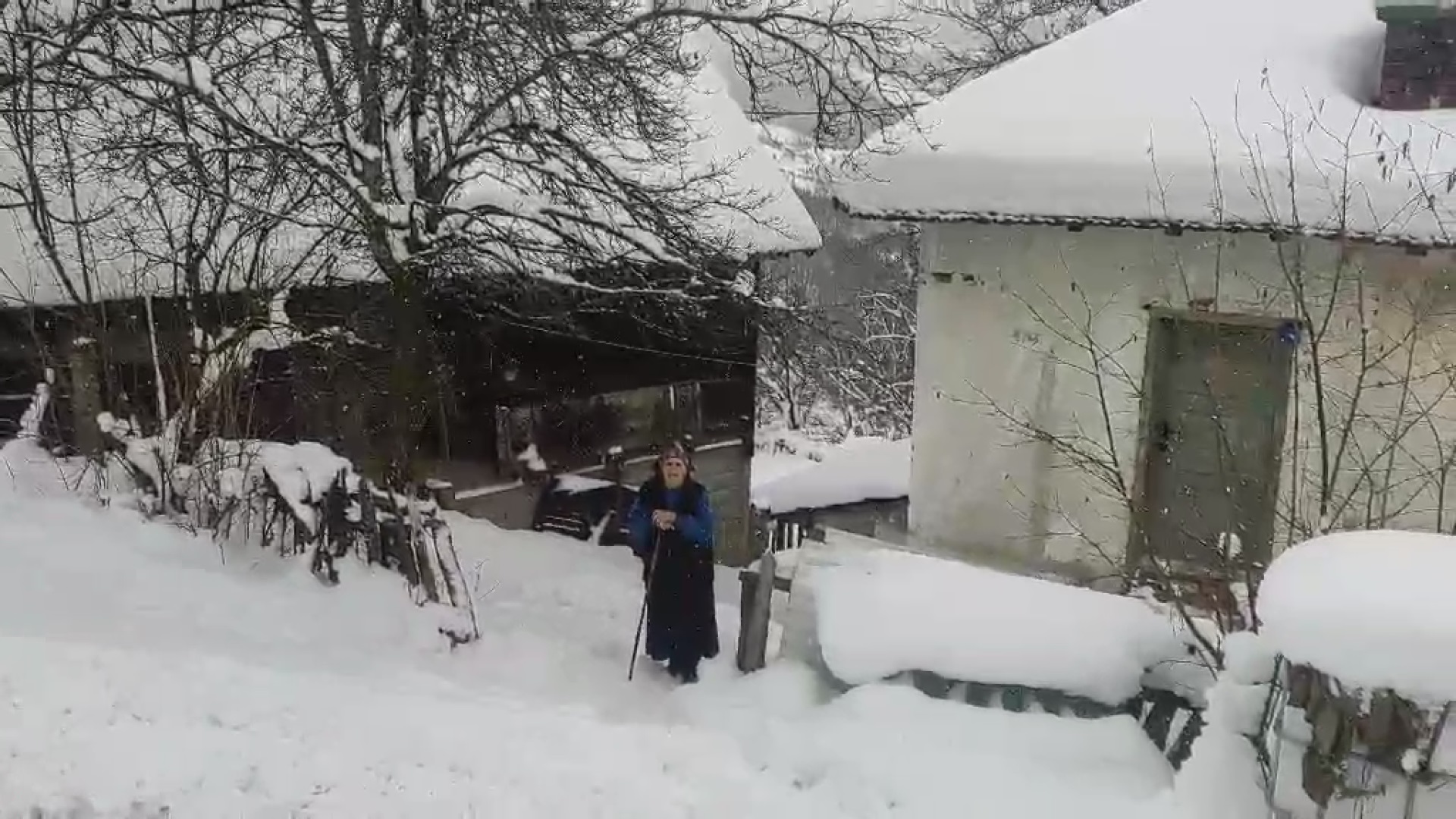 Само нам моторне санке могу помоћи да евакуишемо људе, nameti su i dalje veliki: Агонија и даље не престаје у Ивањици, снег им наноси и нове проблеме/ Foto: Ustupljene fotografije