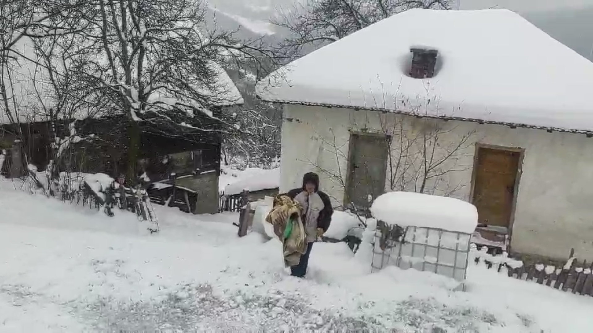 Само нам моторне санке могу помоћи да евакуишемо људе, nameti su i dalje veliki: Агонија и даље не престаје у Ивањици, снег им наноси и нове проблеме/ Foto: Ustupljene fotografije