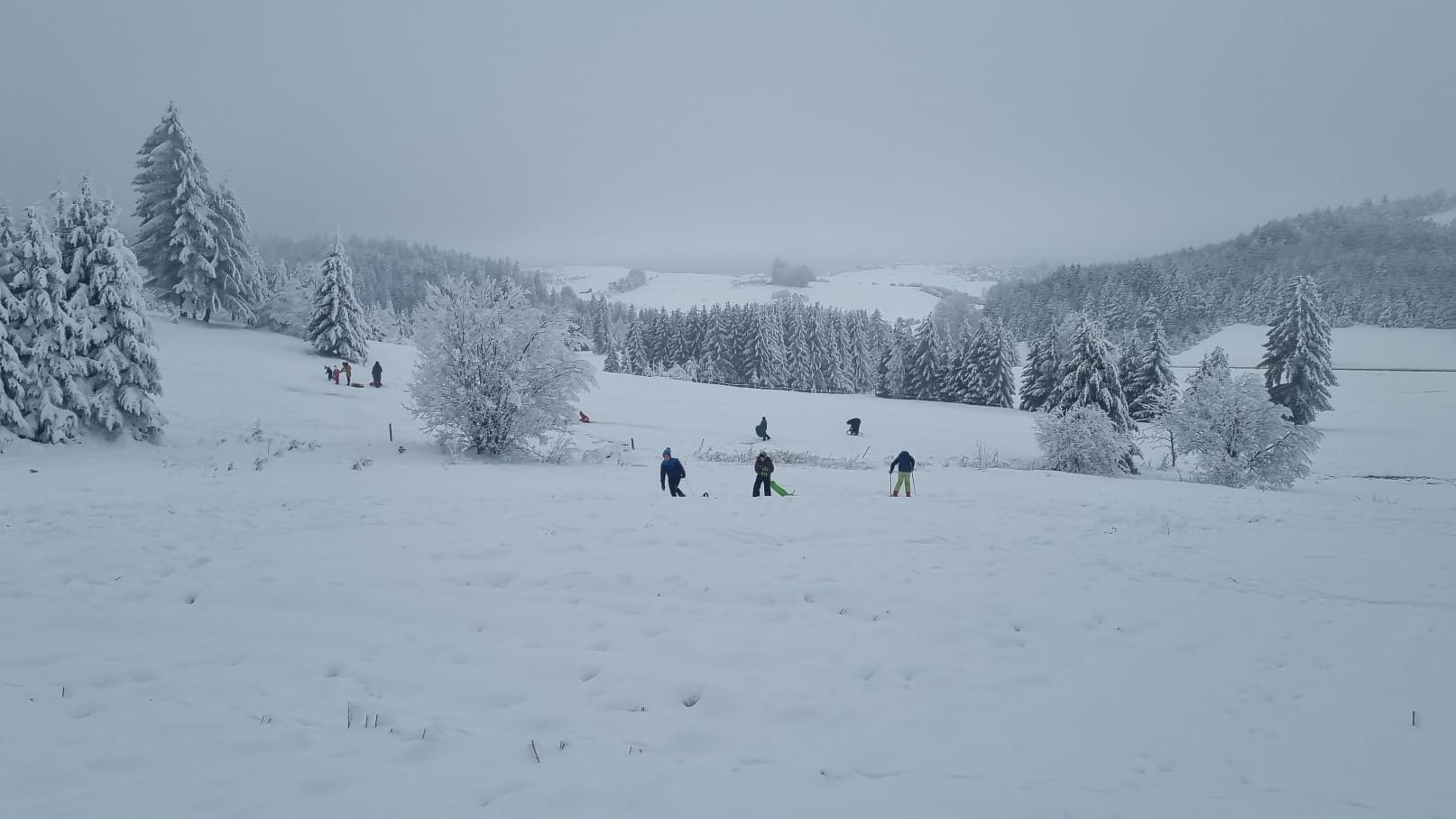Srpski Kicbil za one sa tanjim džepom: Ovo je prelepo skijalište na kom čaj i kafa koštaju samo 100 dinara, veličanstveni zimski pejzaž na Jabuci kod Prijepolja (FOTO)