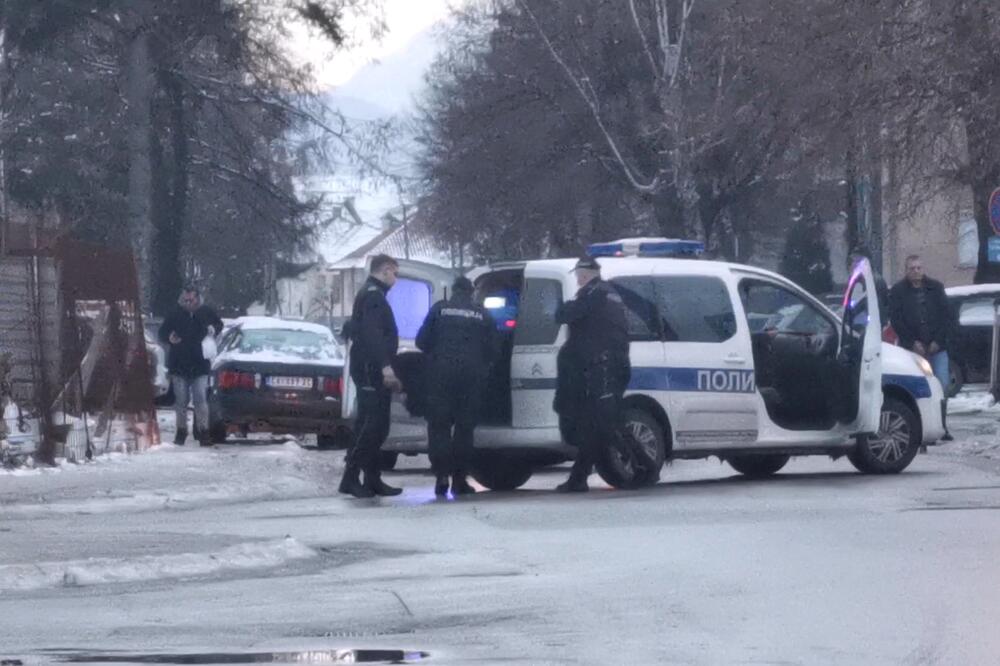 Nasrtala na vozila u pokretu i rezala ruke žiletom na javnim mestima: Uhapšena devojka (22) iz Novog Pazara zbog uznemiravanja građana, određen joj zatvor od 60 dana
