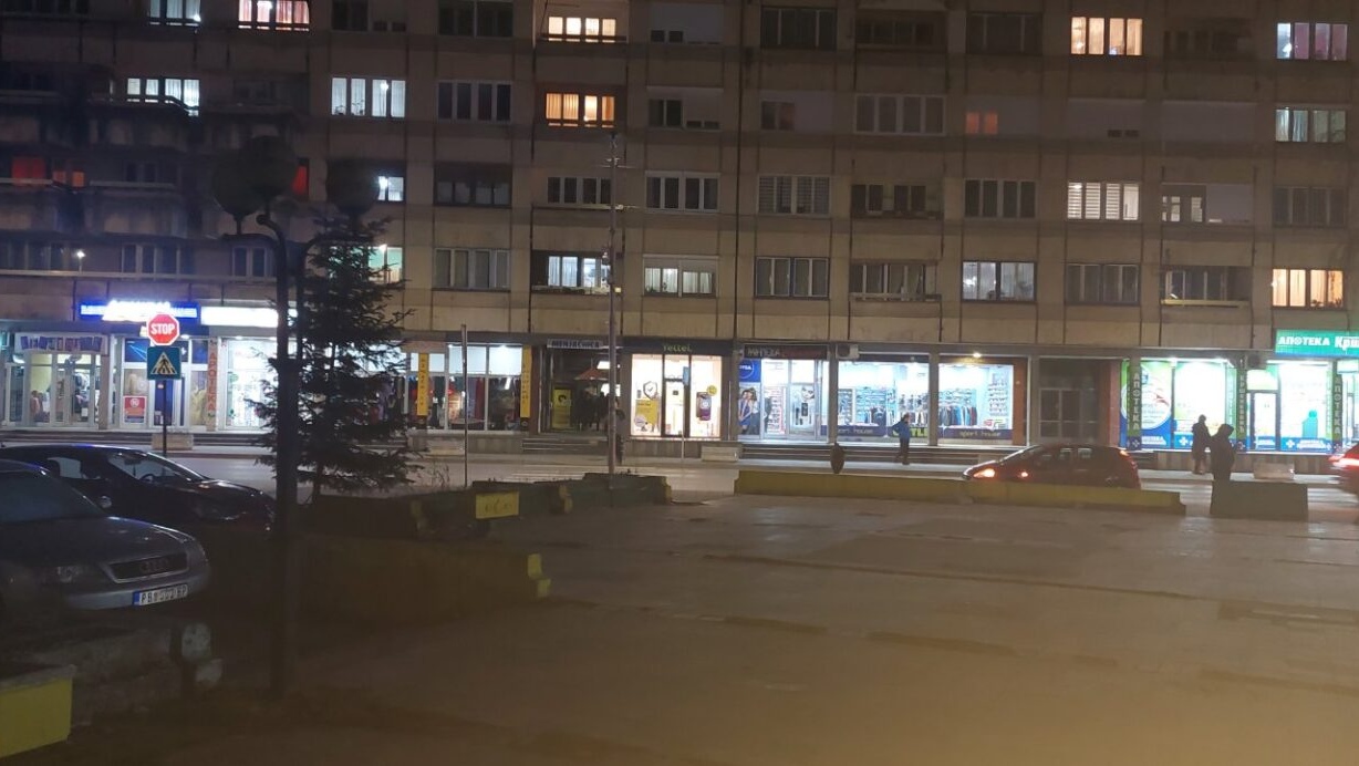 Filmsko hapšenje u Priboju nasred ulice: Policija pronašla muškarca koji se sumnjiči da je opljačkao menjačnicu u centru grada, izveli ga iz putičkog automobila i smestili u maricu