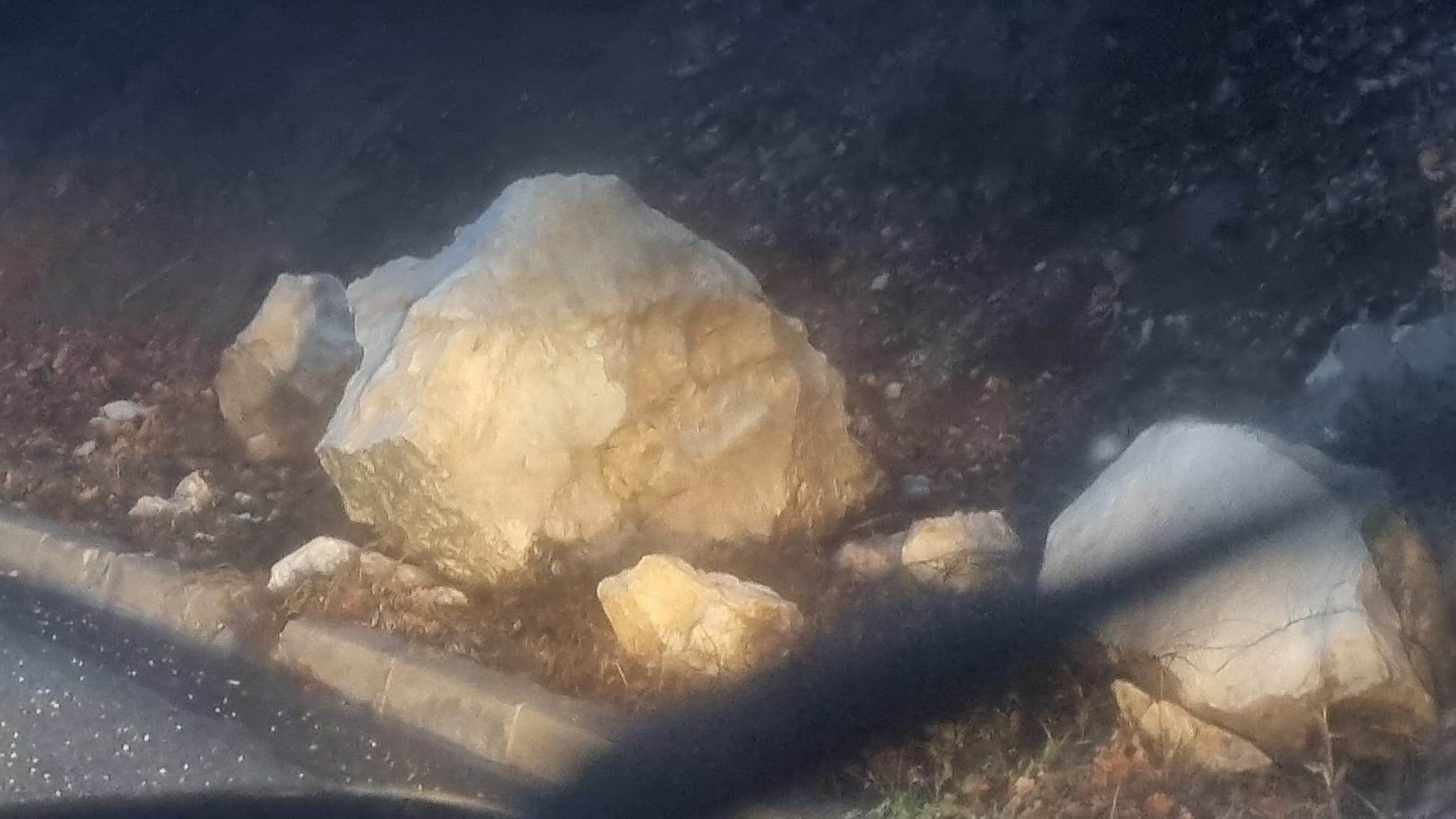 Stena se odvalila i survala na lokalni seoski put: Nadležne ekipe i policija poslate na teren u čačanska sela Jančići i Caganje