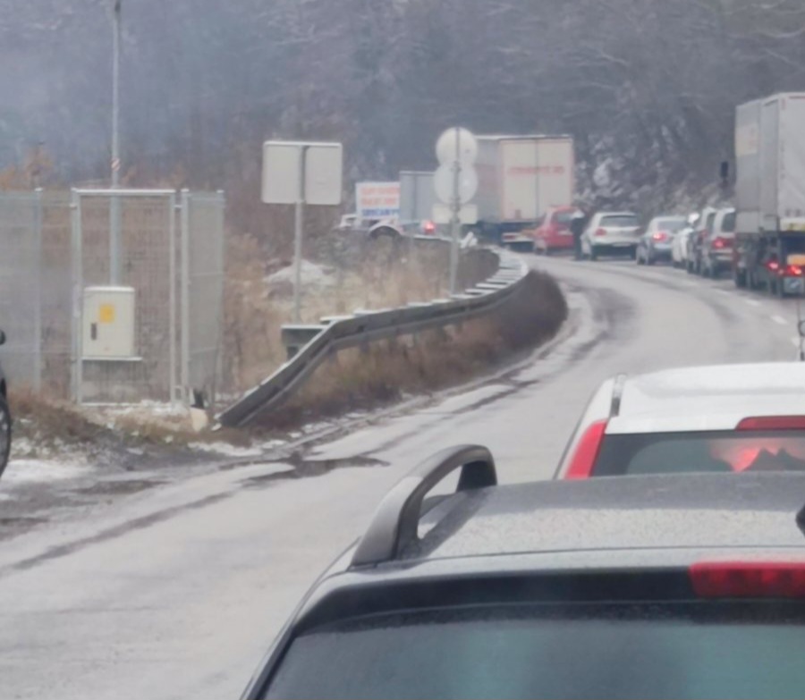 Jedno lice poginulo, dvoje dece povređeno: Teška saobraćajna nesreća kod Prijepolja, vozač izgubio kontrolu i udario u bankinu