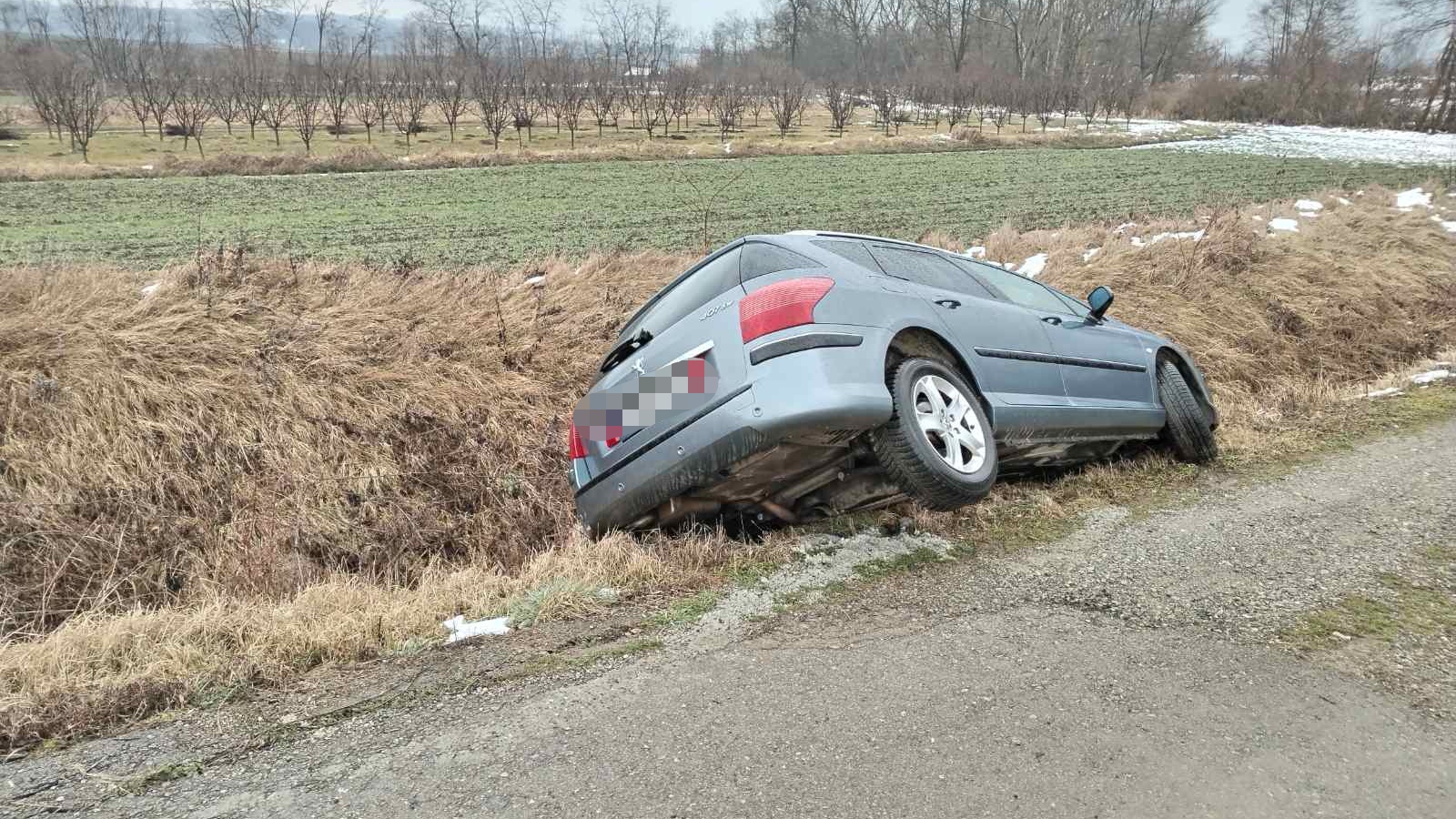 Autom sleteo u kanal i otišao: Saobraćajna nezgoda u selu Rakova kod Čačka, vozač izgubio kontrolu a pežo i dalje stoji pored puta (FOTO)