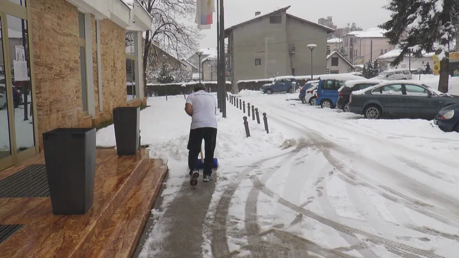 Na minusu sneg čisti u majici kratkih rukava, kad ga vide svi ostaju u čudu: Slobodan iz Ivanjice gazi osmu deceniju života i dokazuje da su godine samo broj, razgrće sneg bolje nego mašina (FOTO)