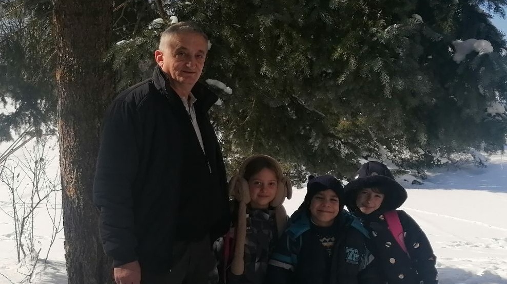 Vidosav iz Bratljeva već godinama preko zime vozi i dovozi malene đake do škole / foto: RINA