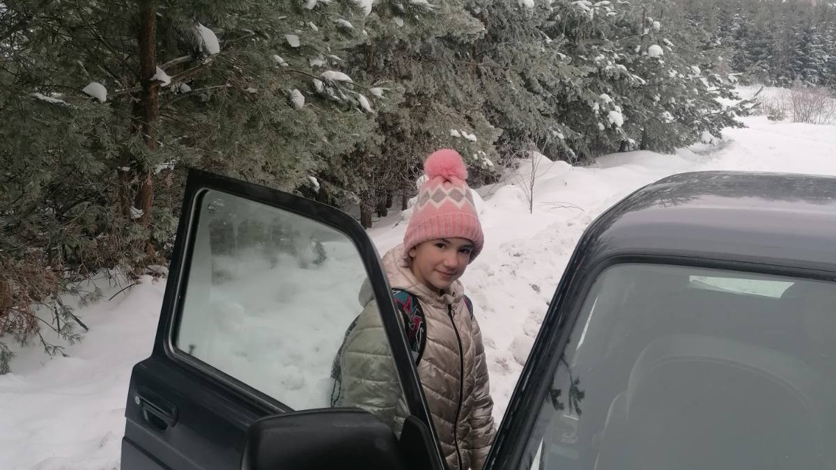 On je heroj njihovog detinjstva, veliko bravo za Uča iz snegom okovanog sela: Vidosav iz Bratljeva već godinama preko zime vozi i dovozi malene đake do škole, jer sami ne bi mogli doći (FOTO)
