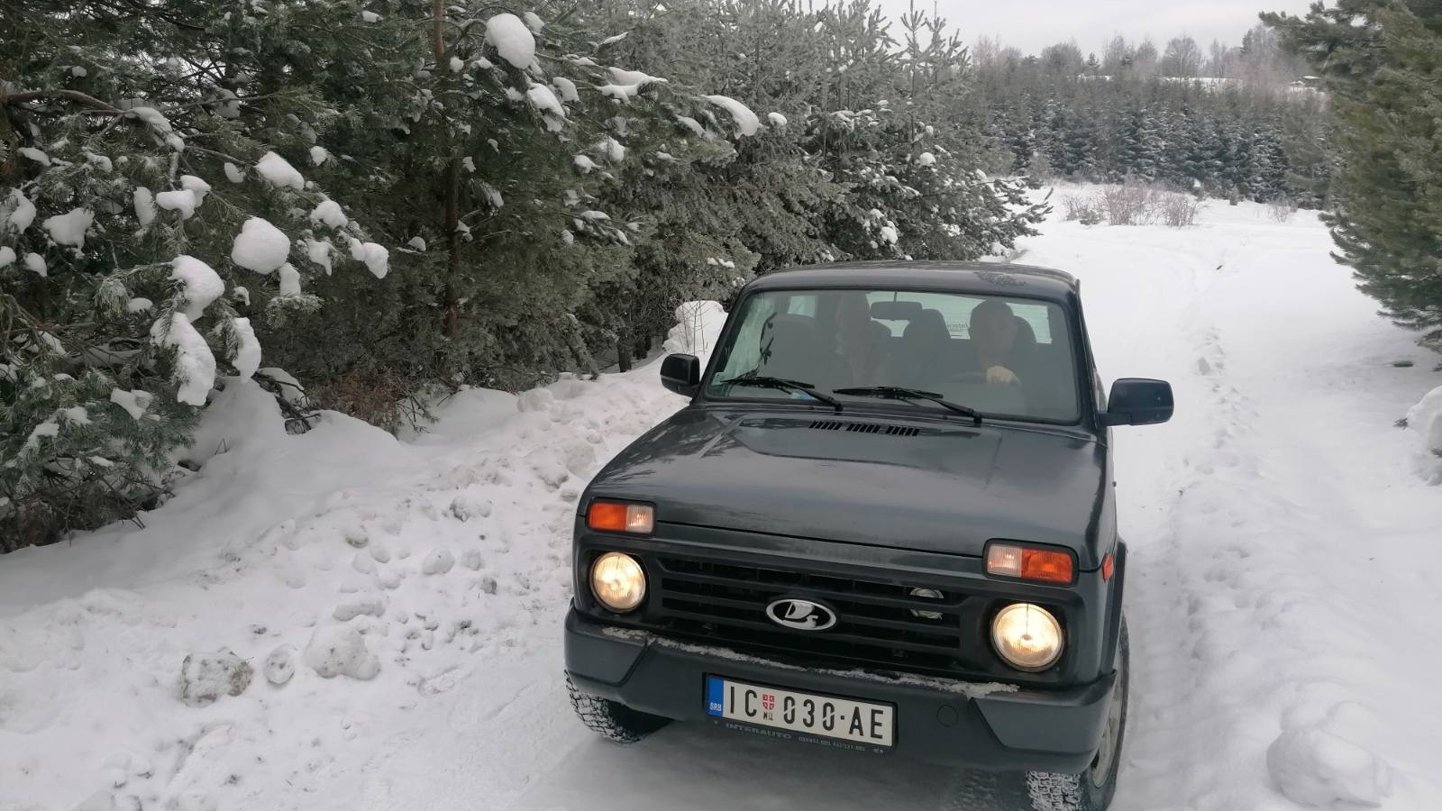 Vidosav iz Bratljeva već godinama preko zime vozi i dovozi malene đake do škole / foto: RINA