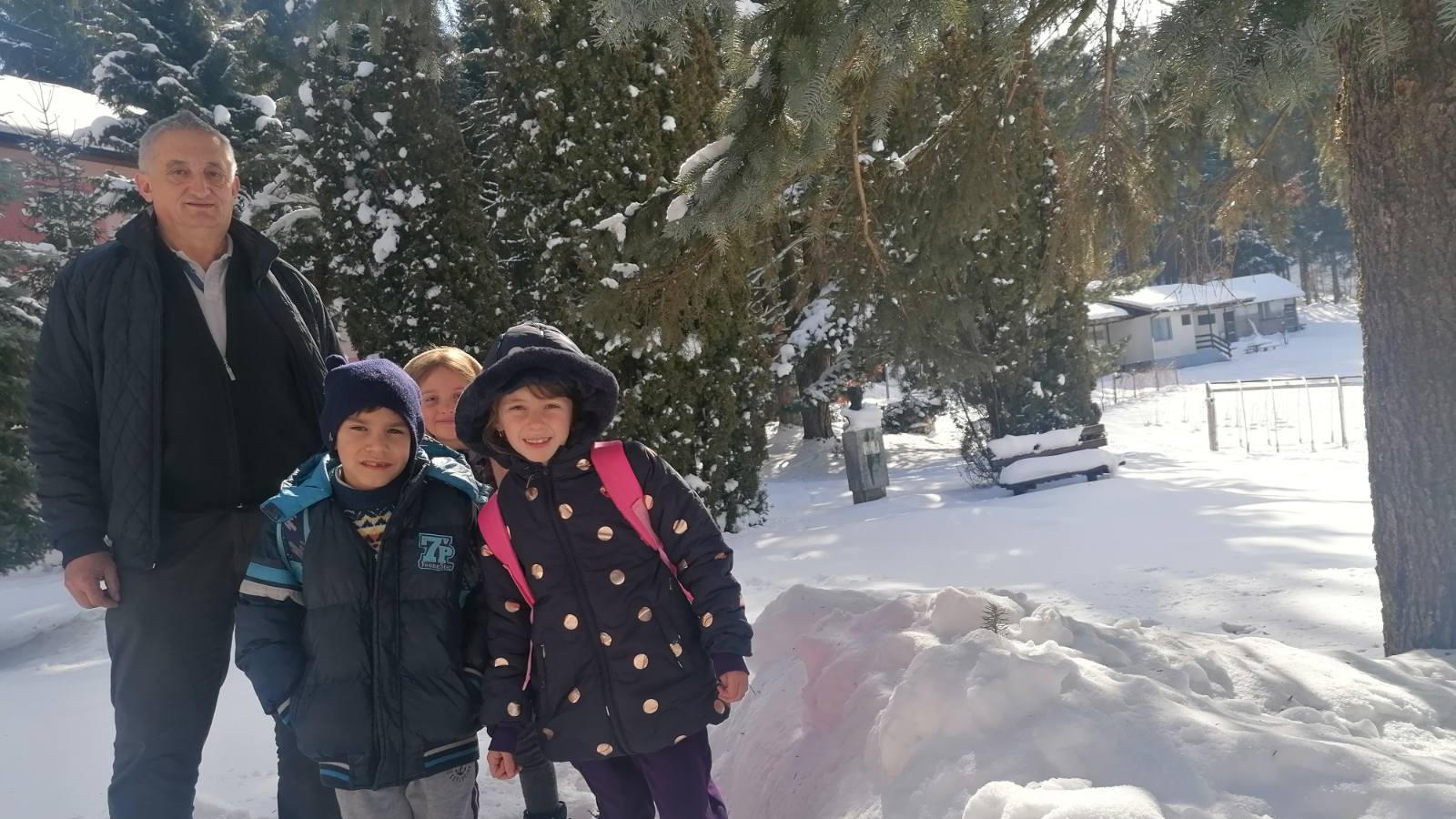 Vidosav iz Bratljeva već godinama preko zime vozi i dovozi malene đake do škole / foto: RINA