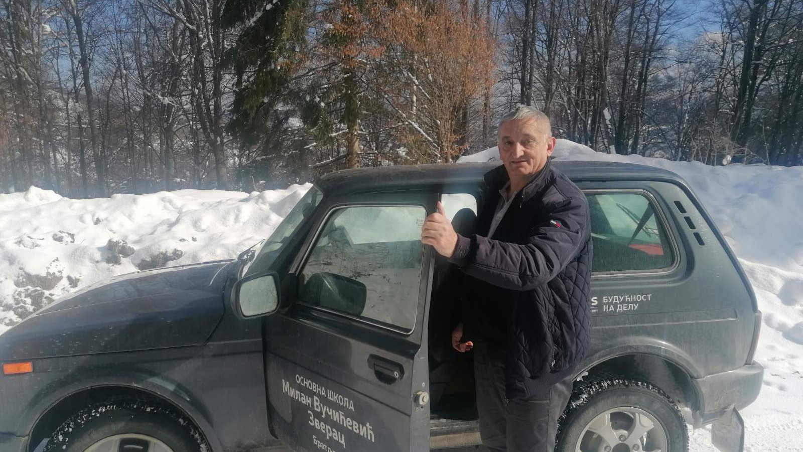 Vidosav iz Bratljeva već godinama preko zime vozi i dovozi malene đake do škole / foto: RINA