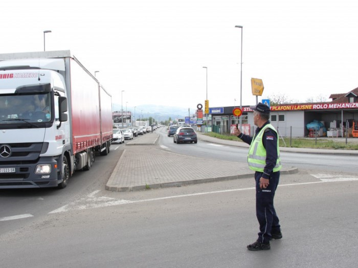 Možda nije dobro video ograničenje, vozač bmw-a u okolini Čačka umesto 50 vozio 150 na sat: Isključena dva vozača tokom vikenda zbog nasilničke vožnje