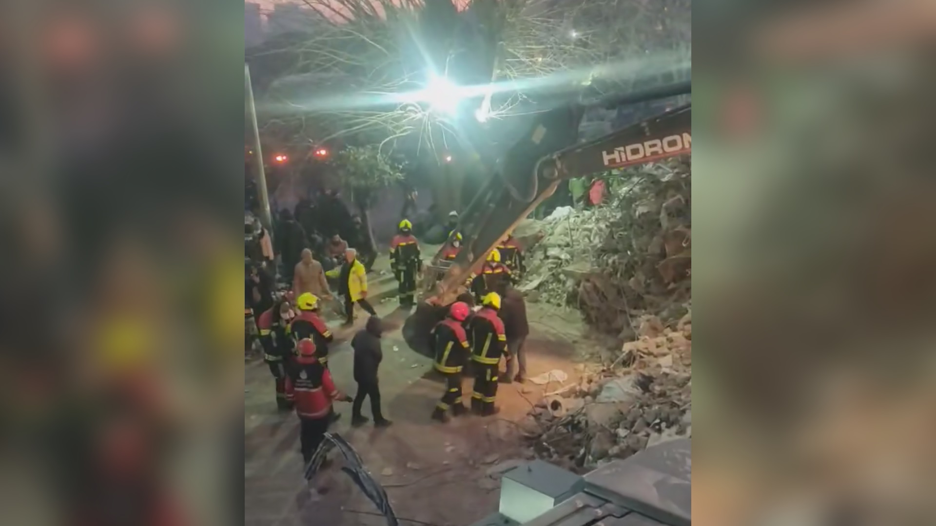 Članovi porodica stoje pored nas i govore gde su bili njihovi stanovi i najmiliji: Potresna ipovest spasilaca koji danima tragaju za preživelima i ručno kopaju da bi stigli do njih (VIDEO)