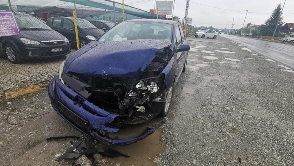Jedna osoba teško povređena dok je druga puštena na kućno lečenje: Teška saobraćajna nezgoda u Čačku, dva automobila od siline udara potpuno slupana