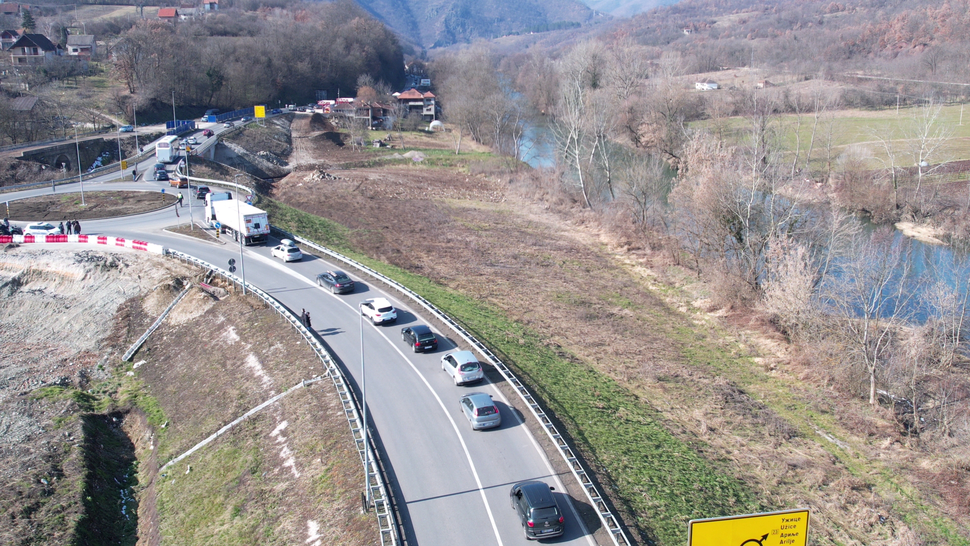 Zaglavljeni čekamo duže od pola sata: Kilometarske kolone na auto-putu Miloš Veliki, Srbi krenuli na praznovanje a u Pakovraću ih sačekao kolaps/ Foto: RINA