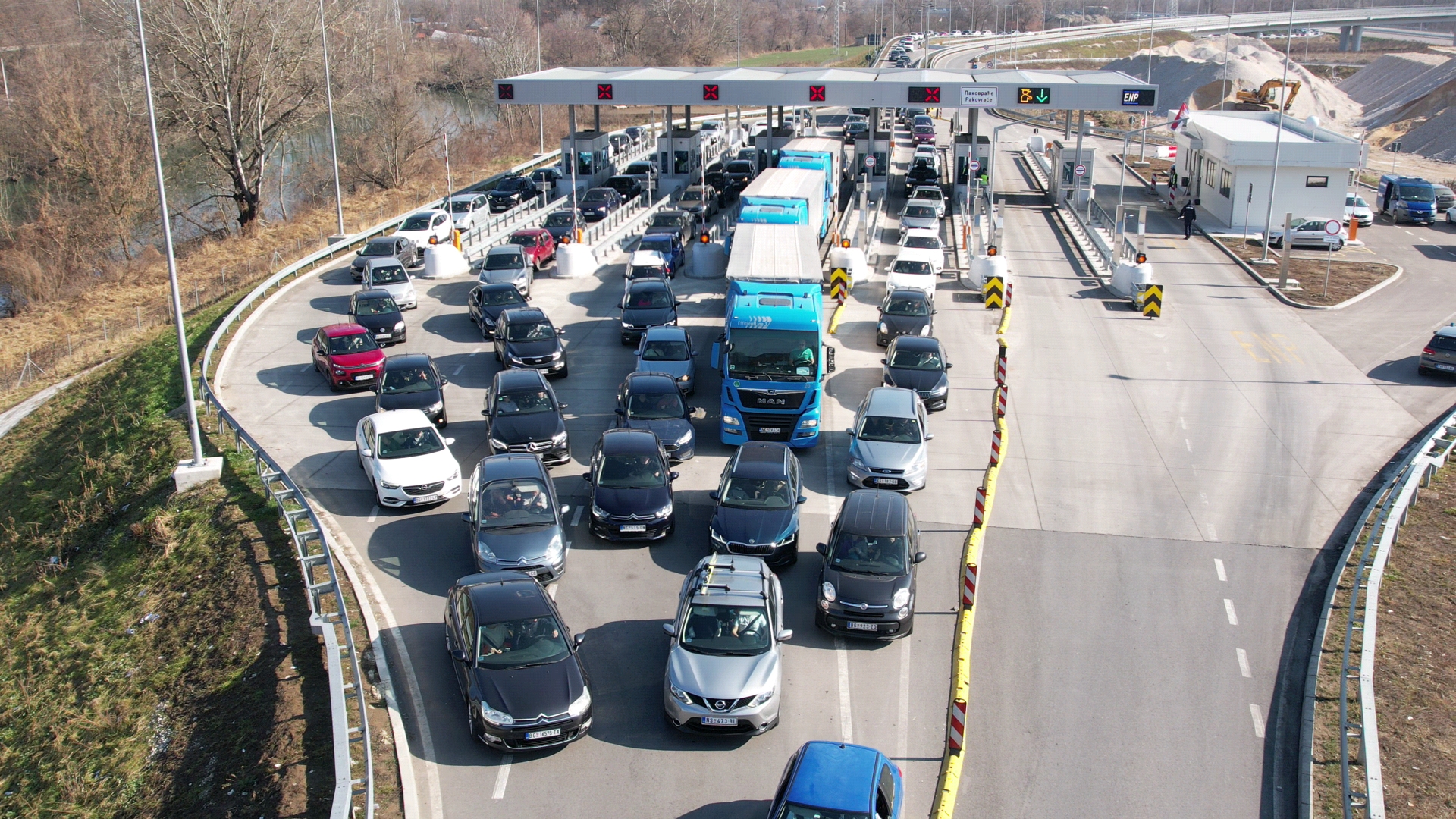 Zaglavljeni čekamo duže od pola sata: Kilometarske kolone na auto-putu Miloš Veliki, Srbi krenuli na praznovanje a u Pakovraću ih sačekao kolaps/ Foto: RINA