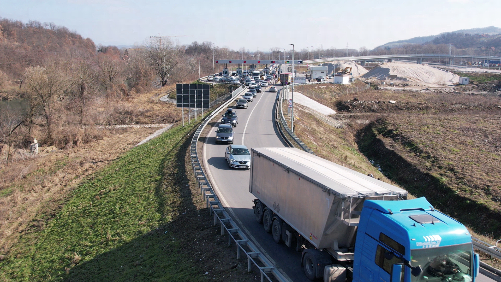 Zaglavljeni čekamo duže od pola sata: Kilometarske kolone na auto-putu Miloš Veliki, Srbi krenuli na praznovanje a u Pakovraću ih sačekao kolaps/ Foto: RINA