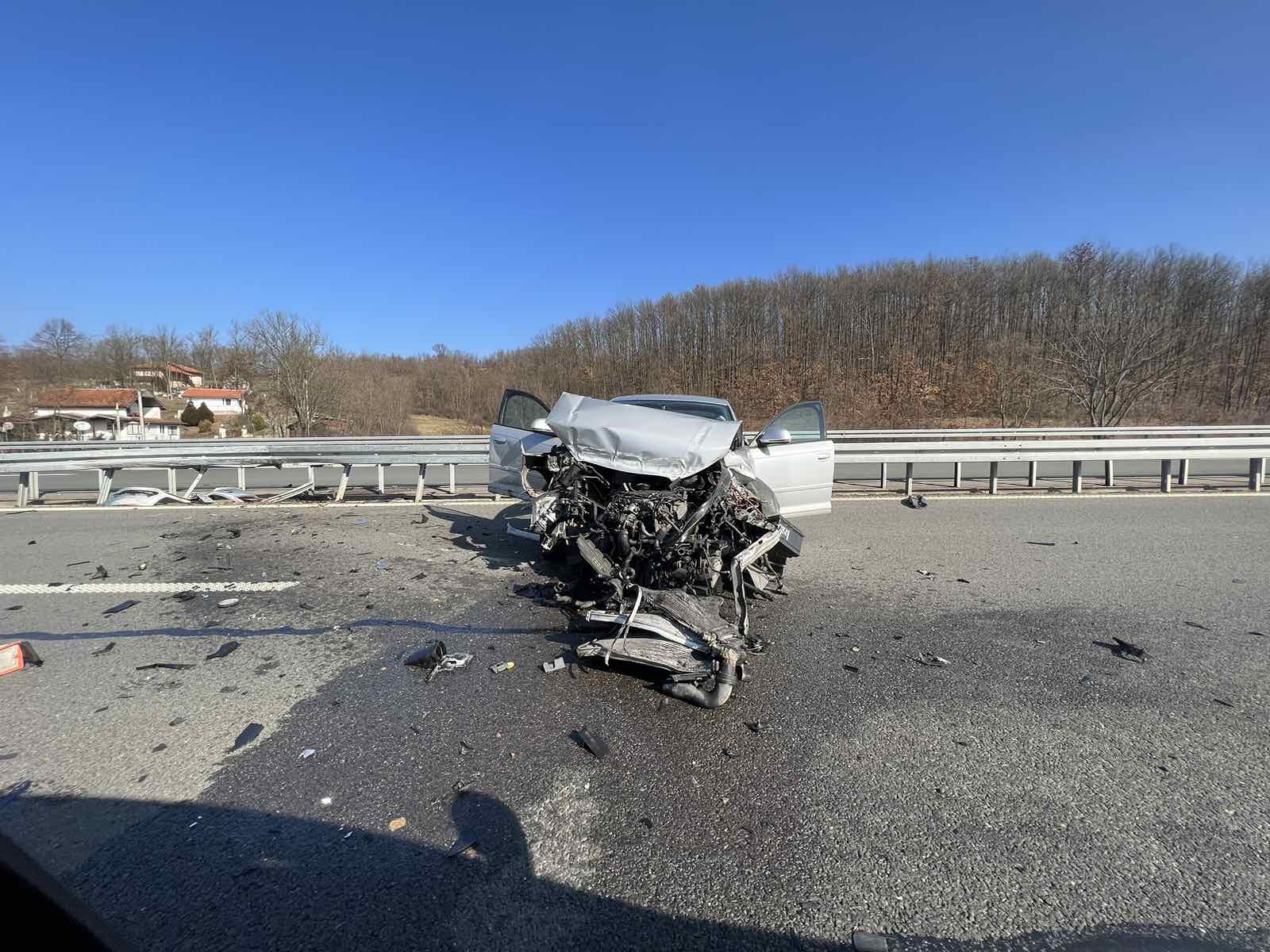 Jezive fotografije nezgode na autoputu Miloš Veliki: Auto udario u bankinu i potnuno se slupao, pitao sam se da li su svi živi (FOTO)