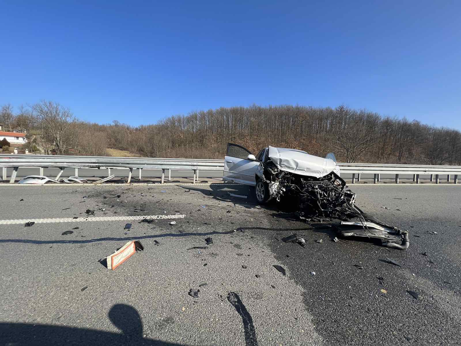 Jezive fotografije nezgode na autoputu Miloš Veliki: Auto udario u bankinu i potnuno se slupao, pitao sam se da li su svi živi/ Foto: RINA