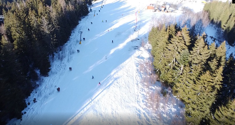 Srpski biser u februaru konačno zasijao punim sjajem: Planina Zlatar puna kao oko, smučari uživaju na dve staze a cena ski-pasa skoro tri puta jeftinja nego na Kopaoniku (FOTO)