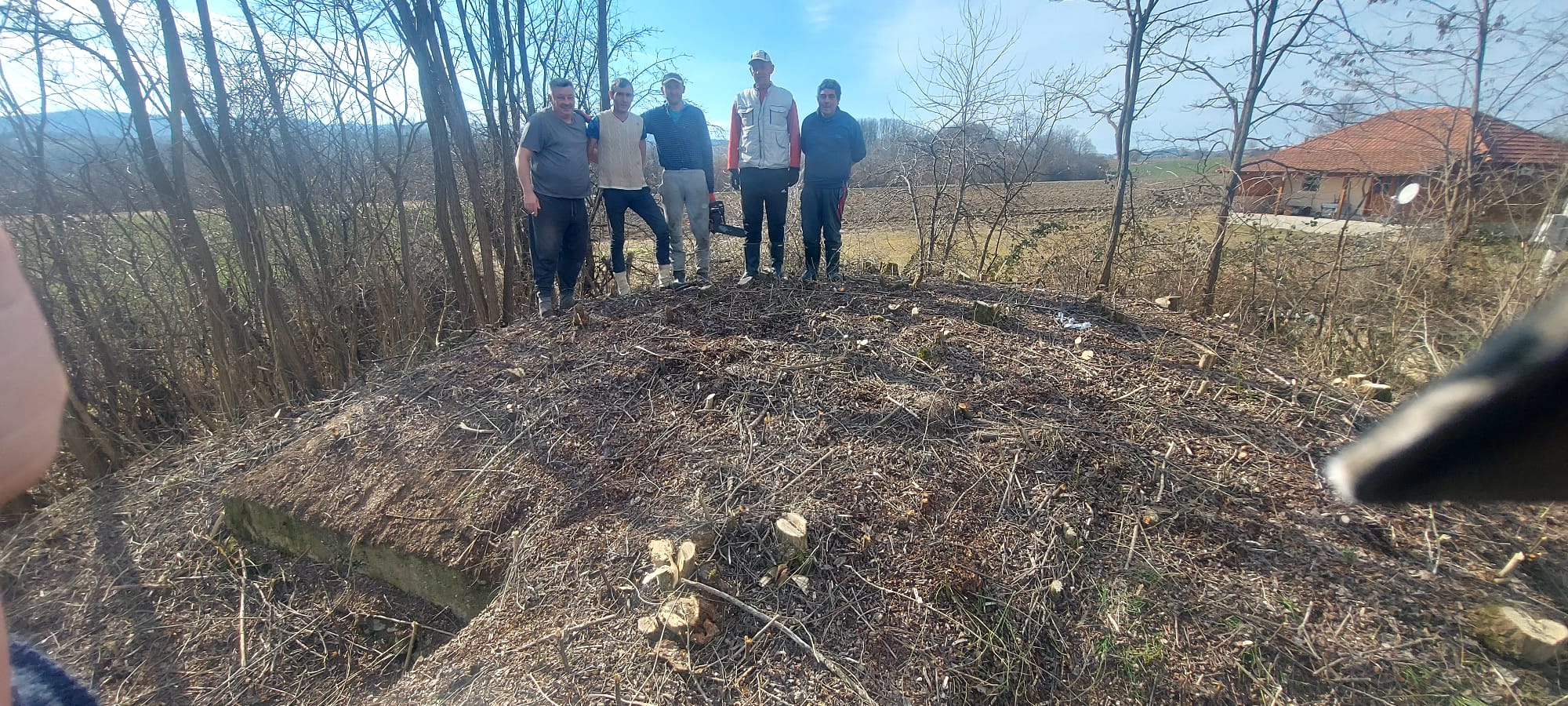 Složne komšije raskresuju rastinje pored bazena sa vodom / foto: RINA