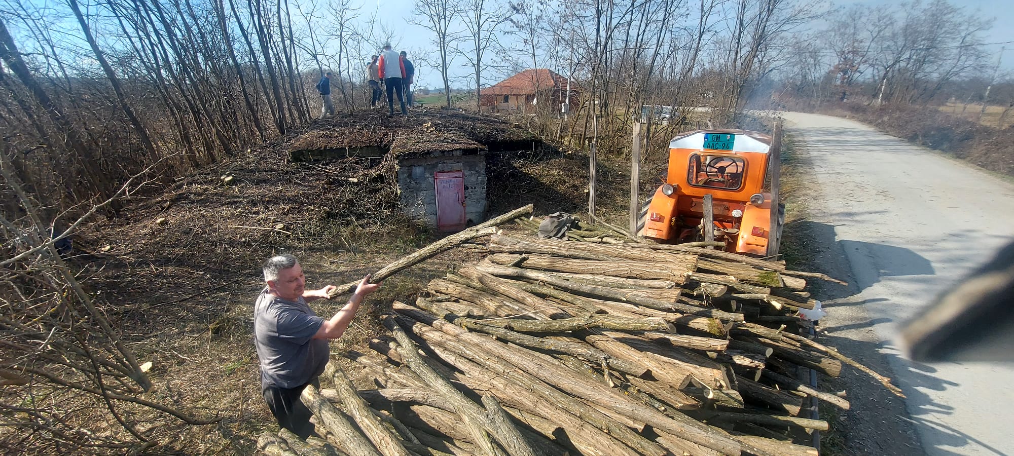 Komšije zasukale rukave i krešu granje kako bi svima svanulo: Bazenu iz kog se pijaćom vodom snabdeva centar srpskog sela niko nije prišao 15 godina, sada konačno dobijaju sistem za hlorisanje (FOTO)