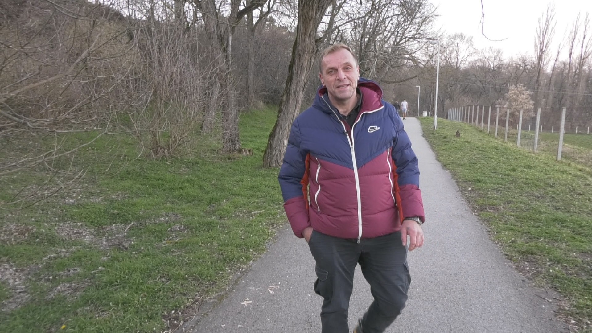 Svoj talenat otkrio u trećoj smeni za fabričkom mašinom, za jednu noć napisao čak četiri pesme: Radivoj iz Rume najlepše stihove posvetio majci i jednoj ženi koje vše nema (FOTO)