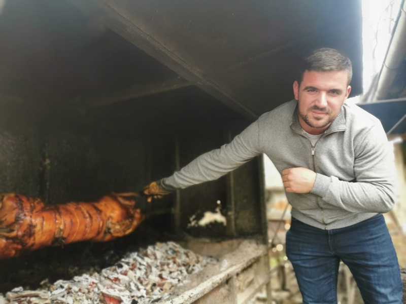 Mladi pečenjar iz Ježevice otkriva tajne svog zanata / foto: RINA