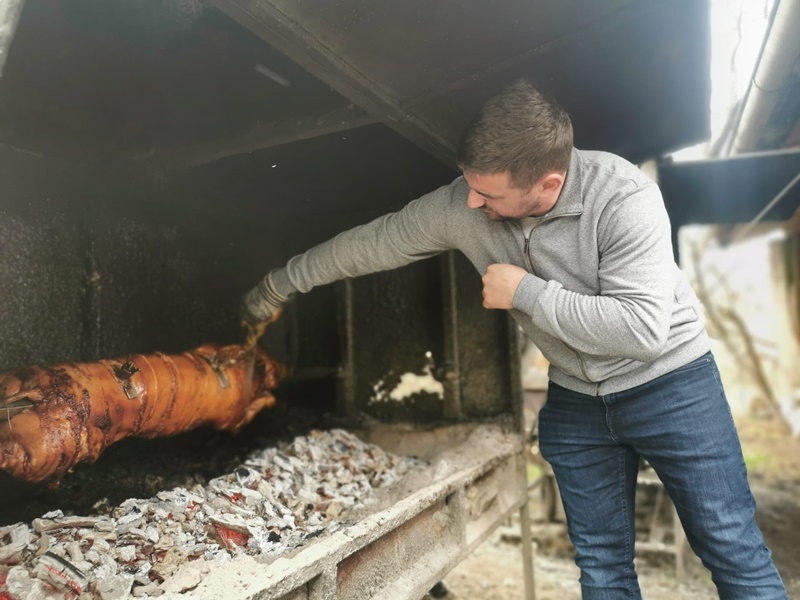 Mladi pečenjar iz Ježevice otkriva tajne svog zanata / foto: RINA