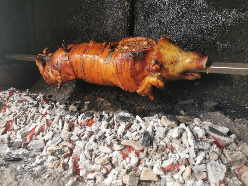Pomisle da mogu biti vegetarijanci, a onda im vruće prasence stigne na sto i sve pada u vodu: Mladi pečenjar iz Ježevice otkriva tajne svog zanata, jedna stvar u Čačku se ne prašta (FOTO)