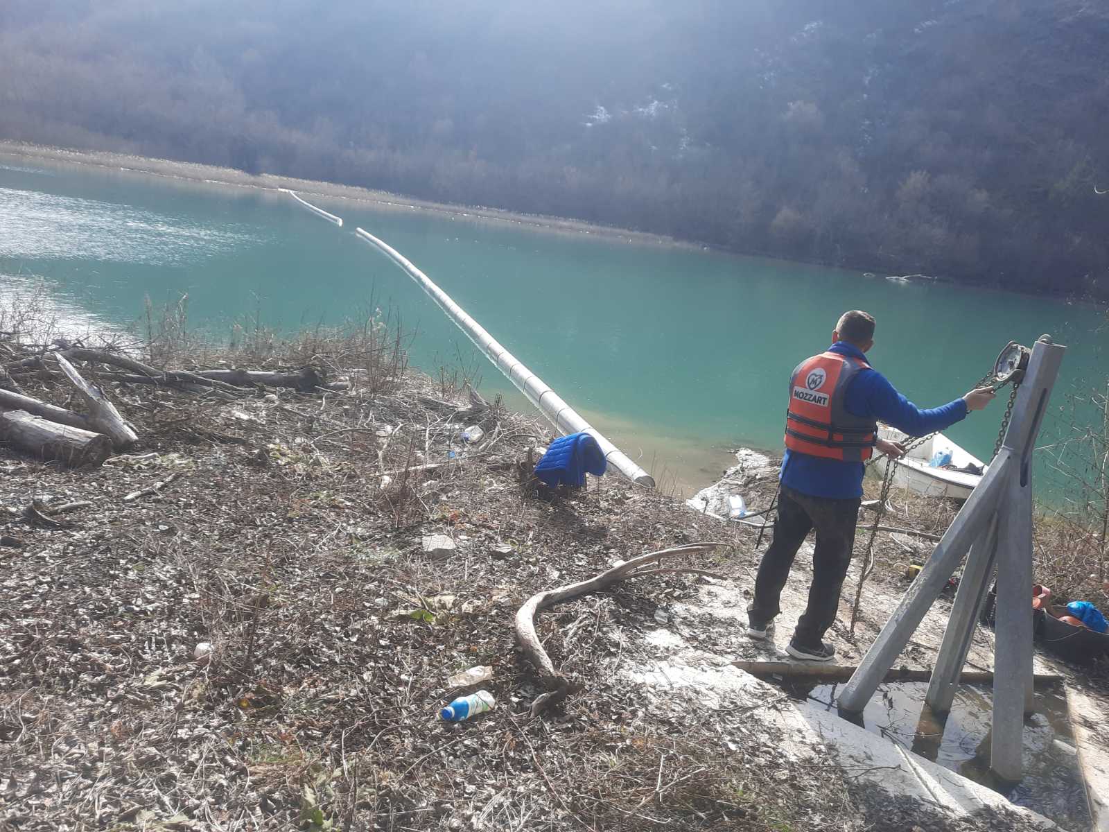 Groblje automobila na njegovim obalama najveća pretnja: Nakon uklanjanja 10.000 kubika smeća reka Lim sada je duplo sigurnija, lančanice prave odbranu na dva fronta (FOTO)