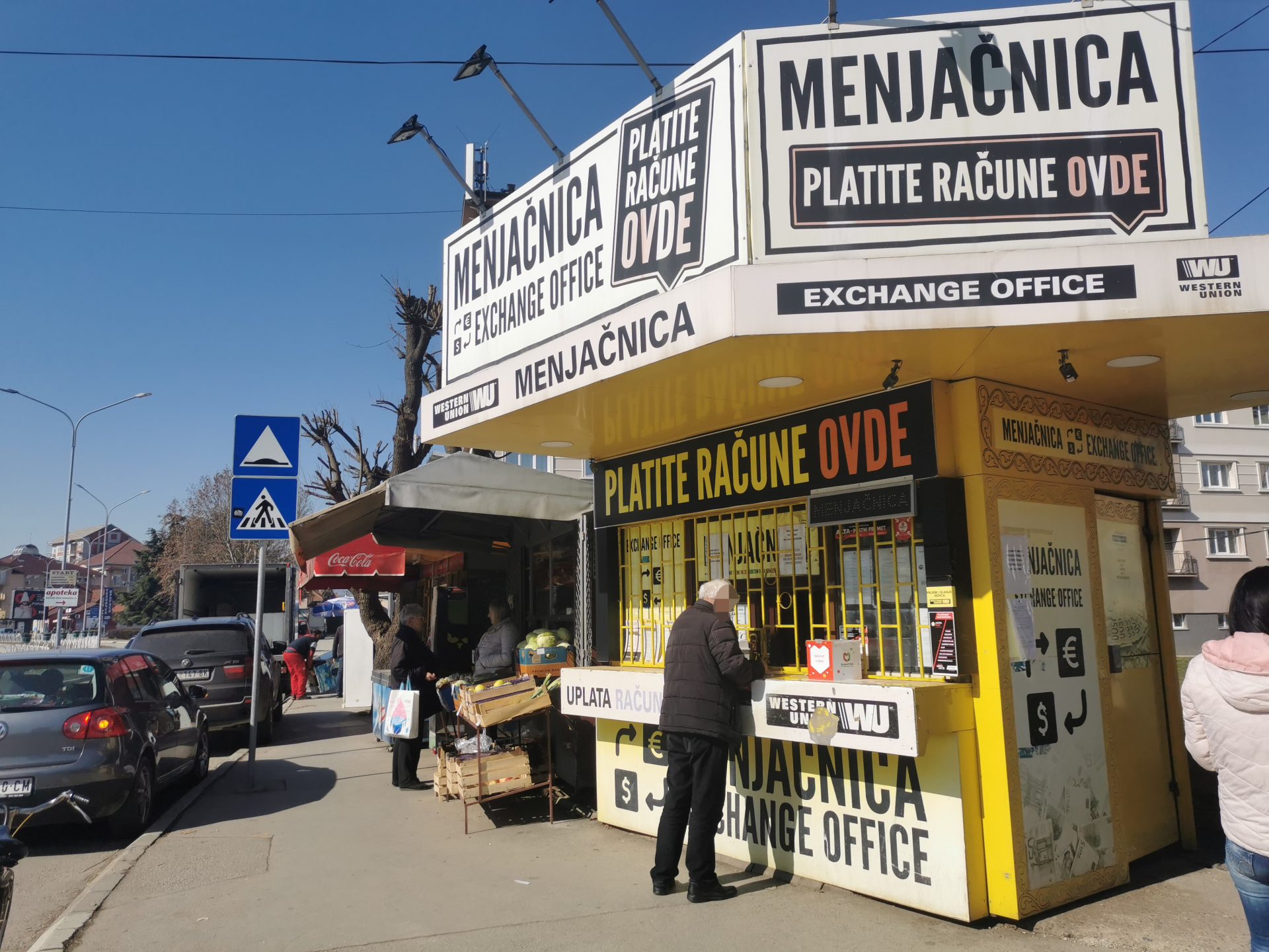 Sramotna krađa u Čačku: Mladić odneo novac iz kutije za prikupljanje dobrotvornih priloga, ostavio samo sitninu (FOTO)(VIDEO)