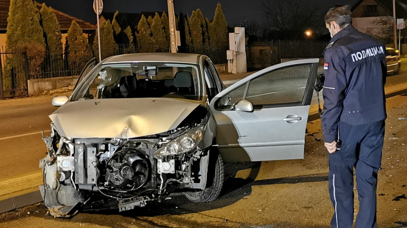 Tri osobe povređene u sudaru golfa i minija: Teška saobraćajna nezgoda u Novom Pazaru