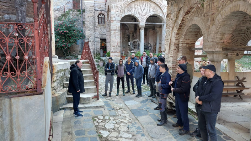 Vinovu lozu manastira Hilandar orezuju srpski đaci / foto: Privatna arhiva