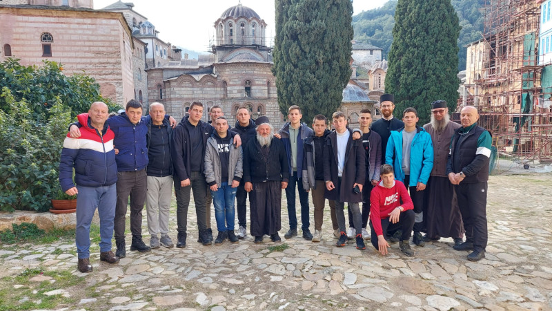 Vinovu lozu manastira Hilandar orezuju srpski đaci / foto: Privatna arhiva