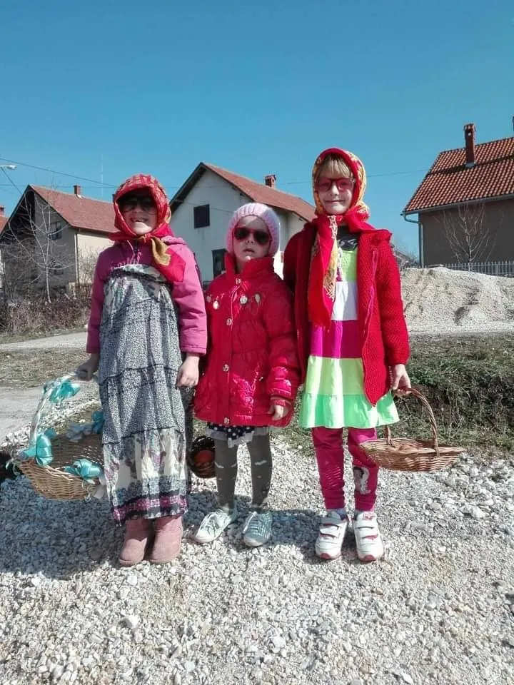Maskirani i potpuno neprepoznatljivi: Srpska deca čuvaju stare običaje od zaborava, na Bele poklade prošli kroz topolska sela kao što se to radilo nekad (FOTO)
