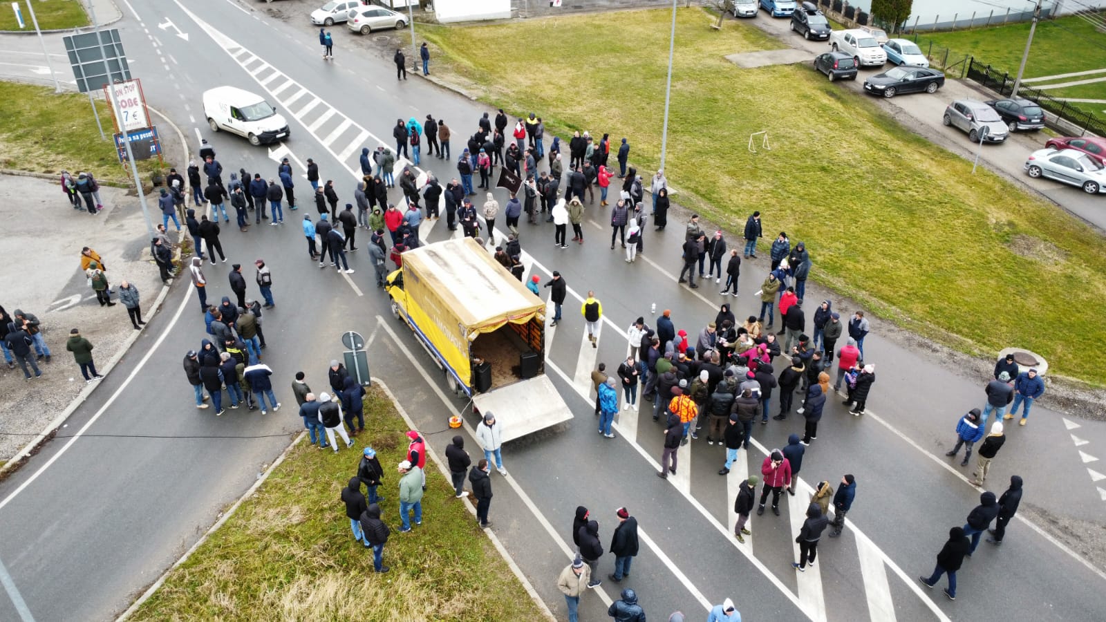 Tražimo minimalnu cenu od 70 dinara po litru i da se smanji uvoz mleka: Nezadovoljni proizvođači blokirali Ibarsku magistralu, zbog protesta u Mrčajevcima stvorene kilometarske kolone vozila (FOTO)