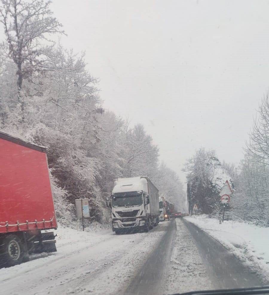 Auto sletelo sa puta kod Prijepolja, sneg napravo kolaps: Zabranjen saobraćaj za teretna vozila preko Borove Glave i Debelog Brda, teška mehanzacija hitno upućena na teren (FOTO)