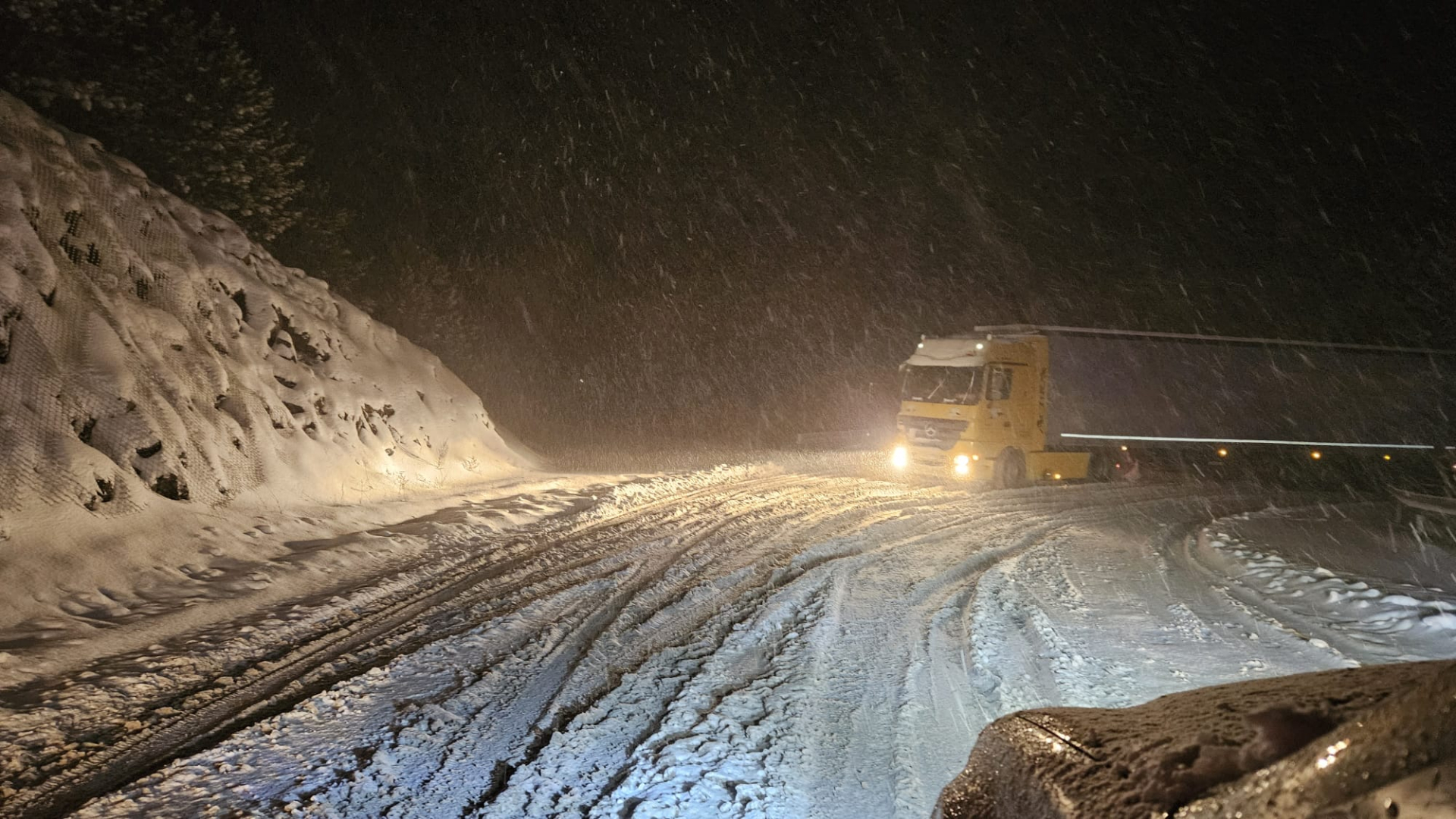 Haos na Zlatiboru, vozači zaglavljeni u dugačkoj koloni: Sneg sipa kao iz rukava, putari se bore da pročiste deonicu preko Borove Glave ( FOTO)
