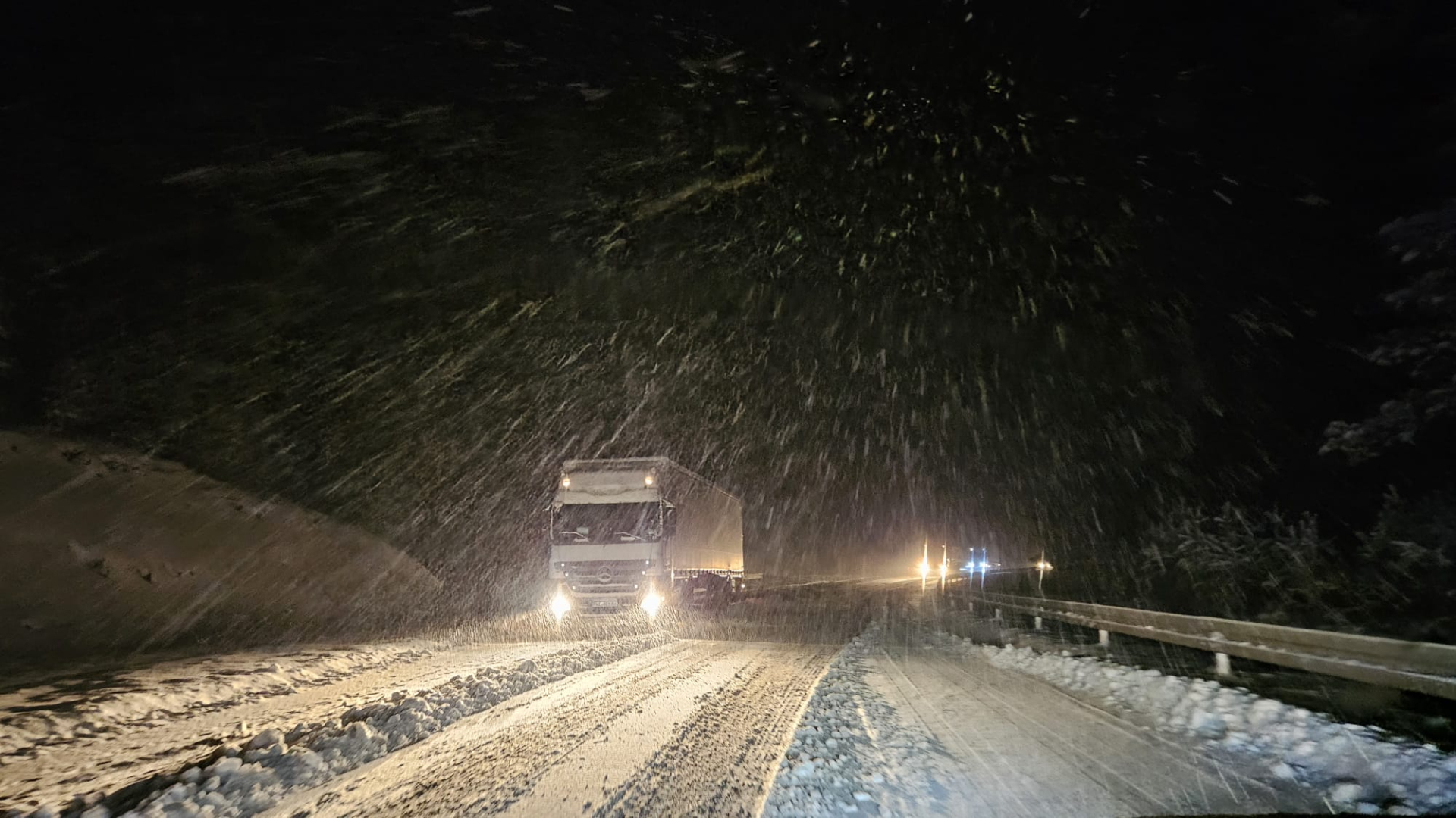 Haos na Zlatiboru, vozači zaglavljeni u dugačkoj koloni / foto: RINA