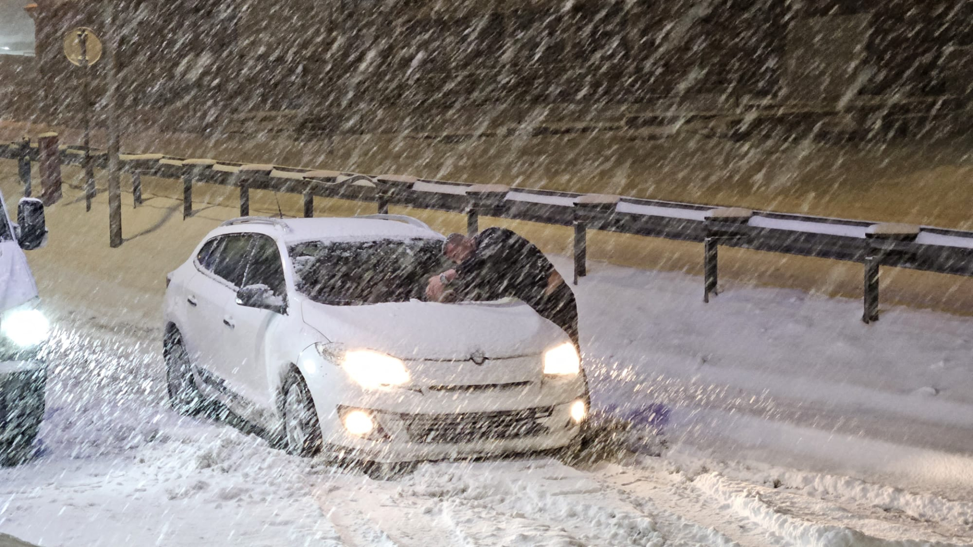 Sneg napravio haos u nekoliko opština, odsečeni i zavejani lokalni putni pravci / foto: RINA