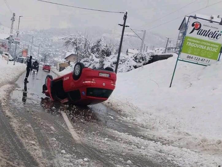 Vozilo auto-škole prevrnulo se na krov na ulazu u grad: Nezgoda u Priboju, vozila saobraćaju usporeno zbog klizavog kolovoza (FOTO)