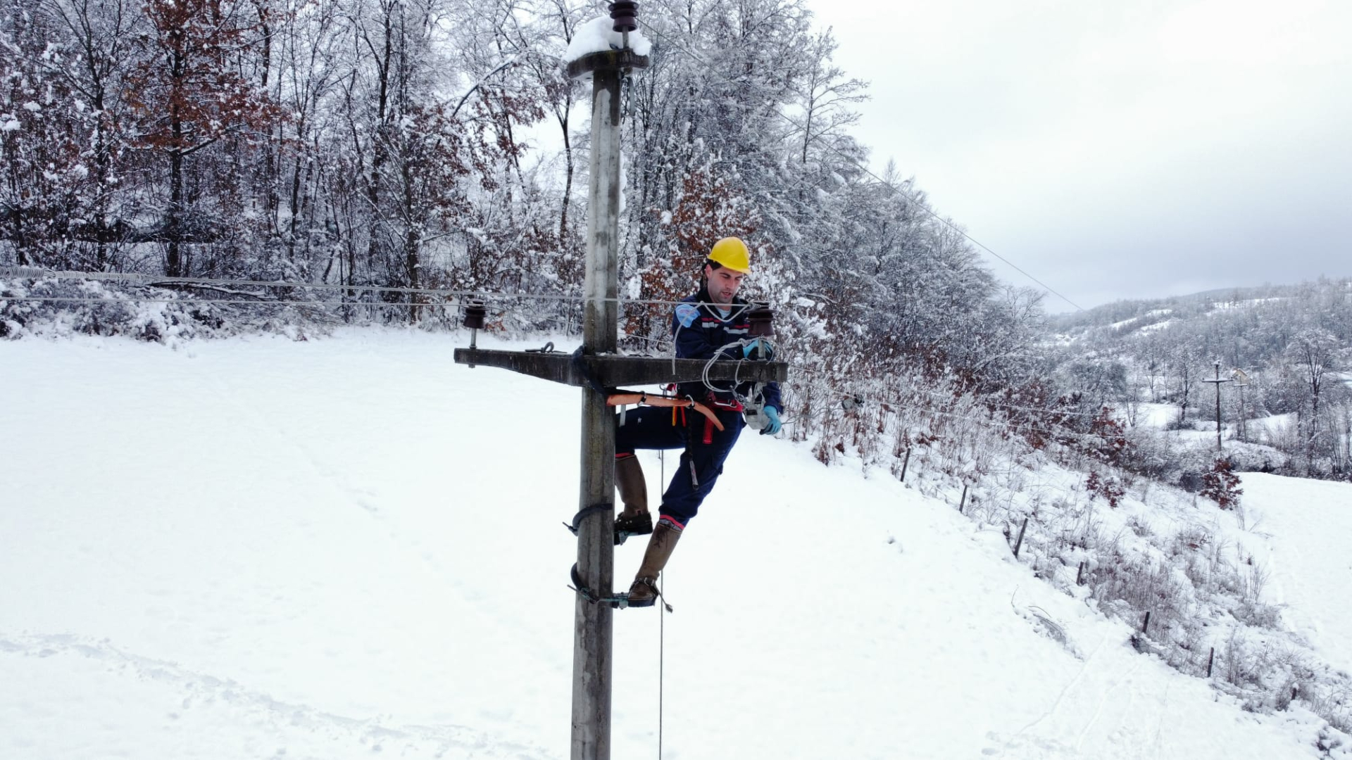 Uvedena vanredna situacija u Prijepolju: Problema je dosta, još uvek nismo dobili električnu eneriju, mašine smo poslali u udaljena sela/ Foto: RINA