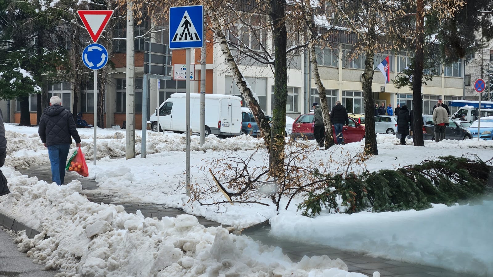 Uvedena vanredna situacija u Prijepolju: Problema je dosta, još uvek nismo dobili električnu eneriju, mašine smo poslali u udaljena sela/ Foto: RINA