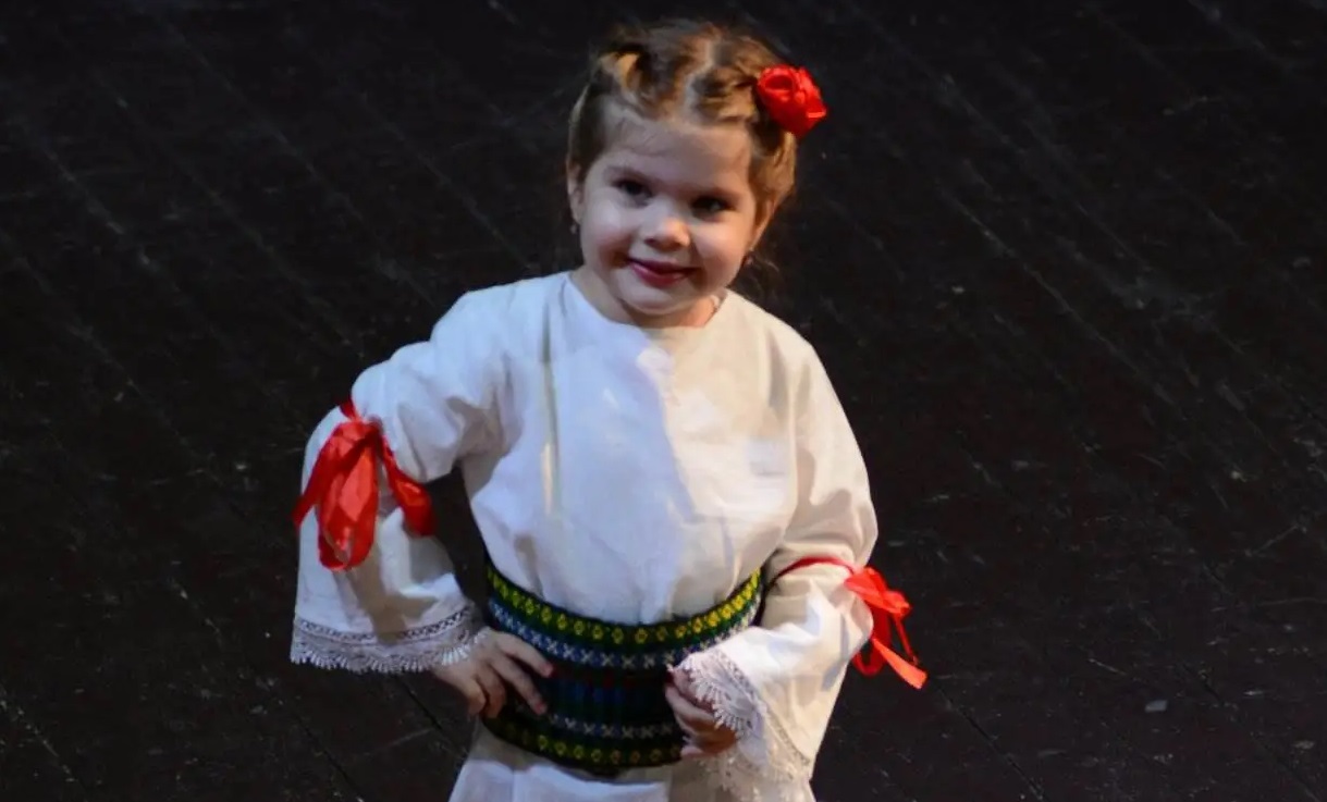 Čim je prohodala počela da pevuši i igra uz pesmice: Jana ima tri godine i najmlađa je članica Kulturno-umetničkog društva iz Topole, već je imala svoj prvi folklorni nastup (FOTO)