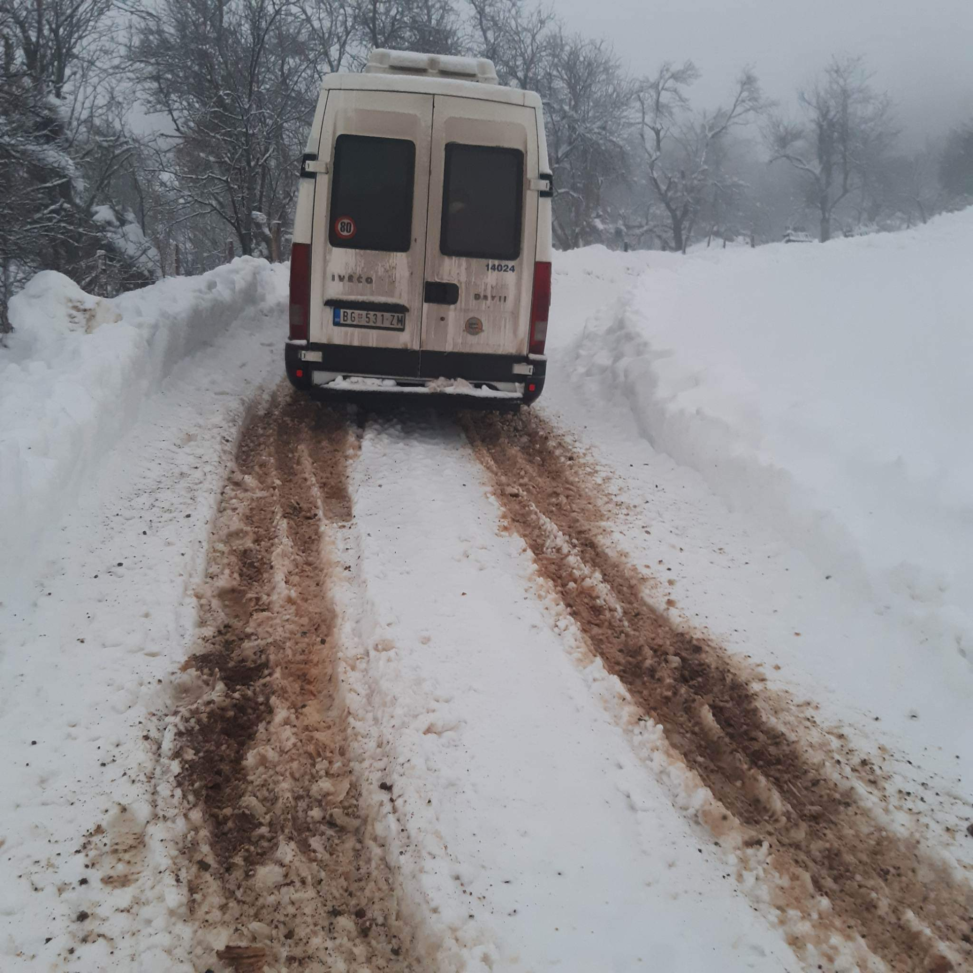 Lopatu uvek imam pored volana, ako zaveje izađem da pročistim: Miodrag vozi đake iz udaljenih ljubovijskih sela u školu, mladi vozač svoj autobus ne bi menjao ni za direktorsku fotelju/ Foto: RINA