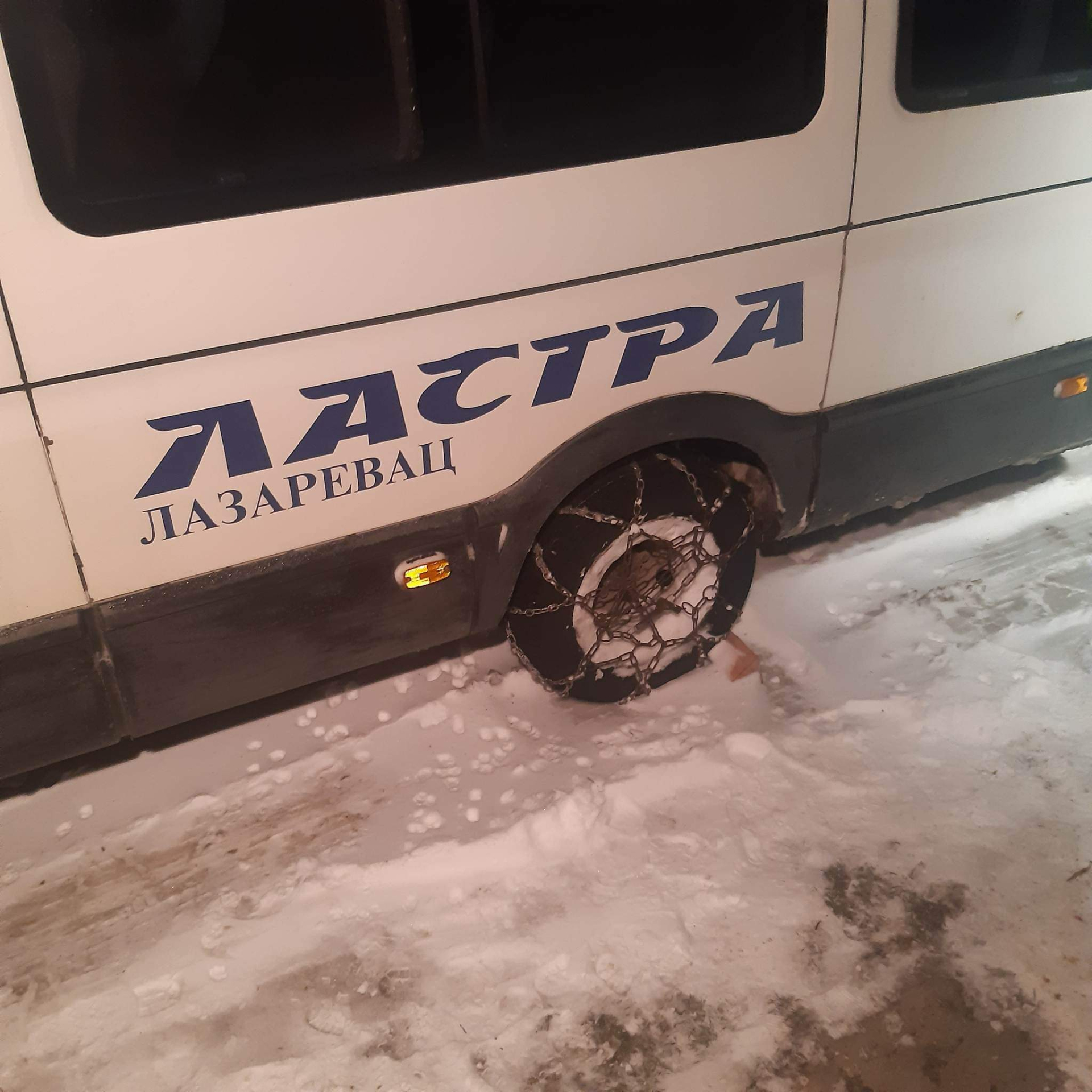 Lopatu uvek imam pored volana, ako zaveje izađem da pročistim: Miodrag vozi đake iz udaljenih ljubovijskih sela u školu, mladi vozač svoj autobus ne bi menjao ni za direktorsku fotelju/ Foto: RINA