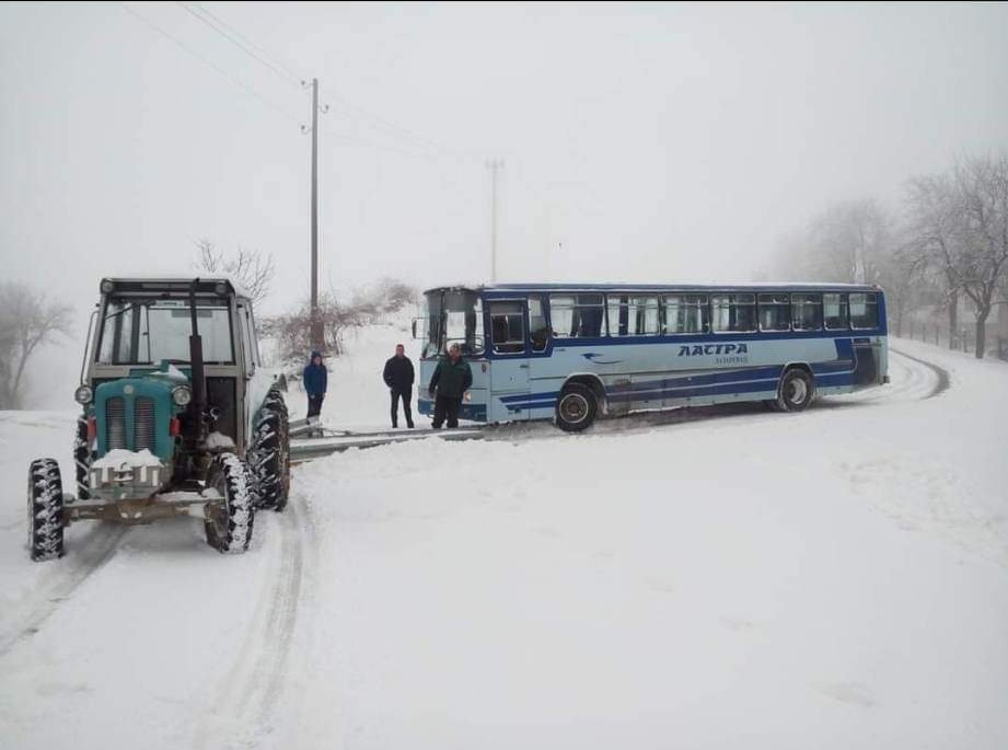 Lopatu uvek imam pored volana, ako zaveje izađem da pročistim: Miodrag vozi đake iz udaljenih ljubovijskih sela u školu, mladi vozač svoj autobus ne bi menjao ni za direktorsku fotelju/ Foto: RINA