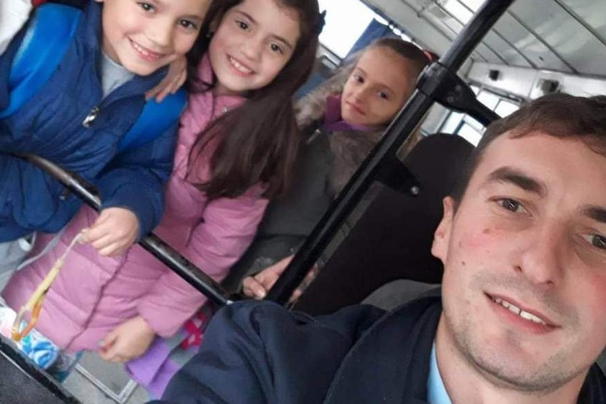 Lopatu uvek imam pored volana, ako zaveje izađem da pročistim: Miodrag vozi đake iz udaljenih ljubovijskih sela u školu, mladi vozač svoj autobus ne bi menjao ni za direktorsku fotelju/ Foto: RINA