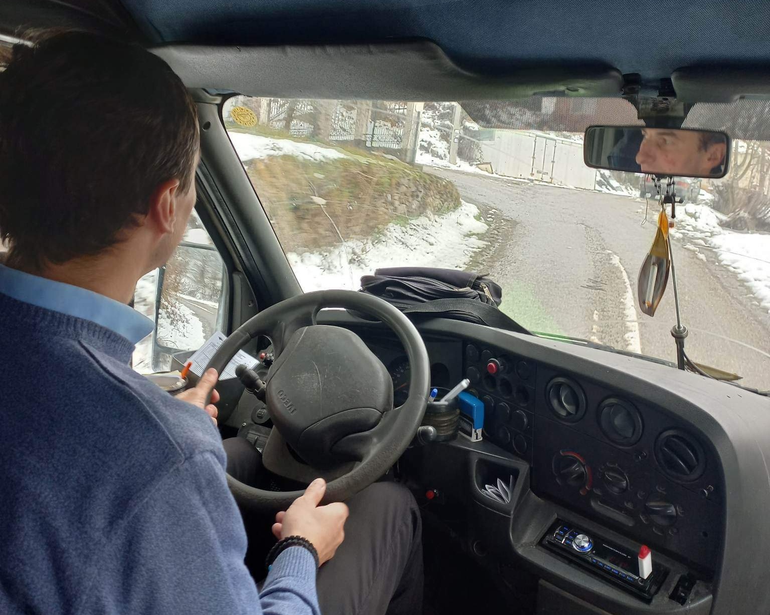 Lopatu uvek imam pored volana, ako zaveje izađem da pročistim: Miodrag vozi đake iz udaljenih ljubovijskih sela u školu, mladi vozač svoj autobus ne bi menjao ni za direktorsku fotelju (FOTO)