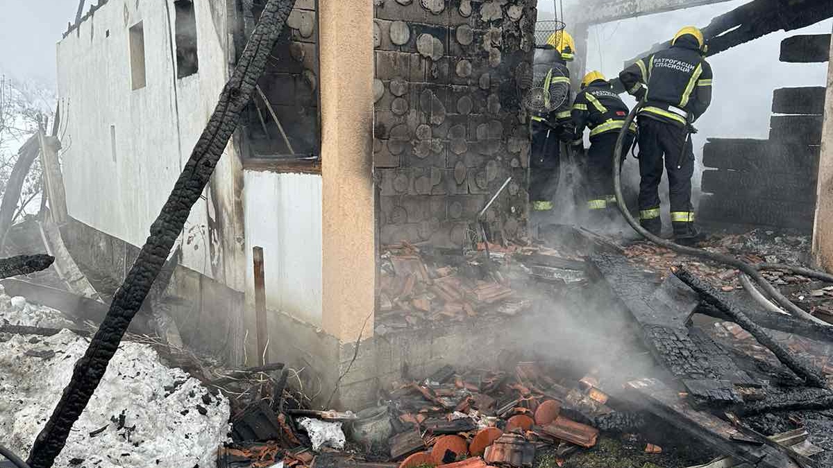 Otac petomesečnu bebu jedva izvukao iz vatre, nakon čega se unesvestio: Dramatični detalji požara u selu Kremna, porodica Todosijević ostala bez svega, jedva su spasili živu glavu/ Foto: Ivan Divljaković
